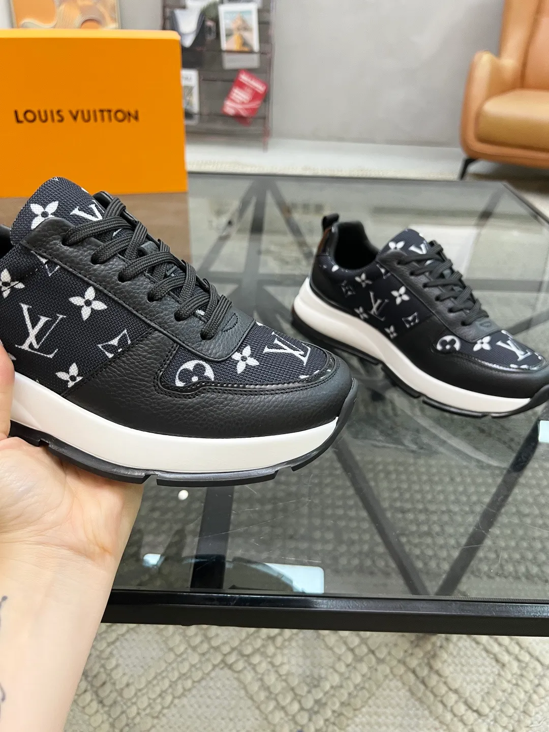Factory price: 480💰LV🔍Top purchasing agent🇮🇹 Lu Street God's new sports shoes are coming and are available at counters simultaneously. Original factory configuration, original cowhide imported from Italy with mesh fabric, high-quality printing and splicing complex process, sports trendy person, imported water-dyed cowhide lining, sole: Wang Yuan factory specially provides the original sole, super comfortable, original factory follow-up goods 🔍🔍High quality, you can enter and leave the counter at will, welcome to compare and synchronize with the counter, code number 38-44, customized 45